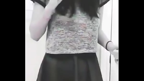 Magrinha dan&ccedil;ando e tirando a calcinha acesse o link para ver o v&iacute;deo sem os emojis 01 20 06 21mega 