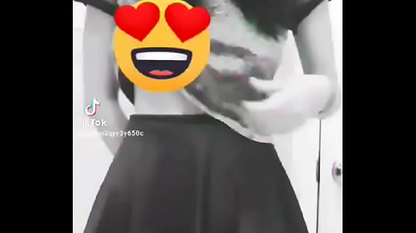 Magrinha dan&ccedil;ando e tirando a calcinha acesse o link para ver o v&iacute;deo sem os emojis 01 20 06 21mega 