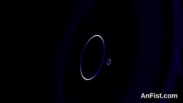 Nonton Lesbo Kitten Gets Her Shaven Vagina And Anal Fist Fucked thumbnail