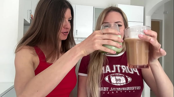 Nonton Girls Talk About Hot Drinks thumbnail