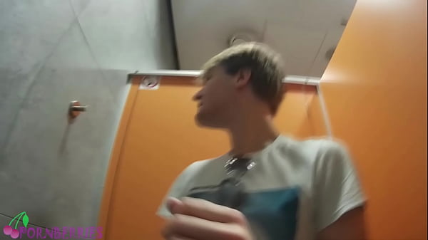 Play MP4 - College friends having gay fun in public toilet