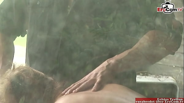 Dünne milf macht dreier mmf im wald mit spermain den mundspritzen