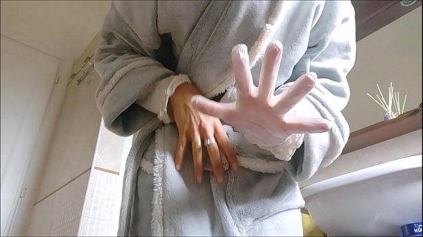 strong_light isneeded_to control the vulva andanus clearly