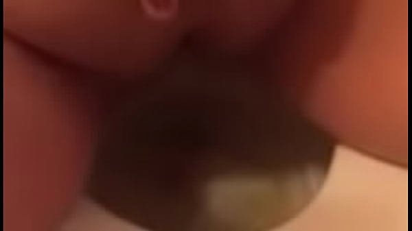 Isabella Holloway Peeing
