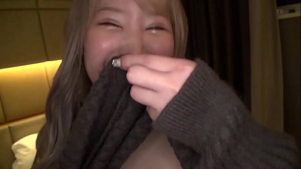 Play MP4 - 【金髪ヤリマン白ギャルをハメ倒す！】イクたびに潮を吹いちゃうスプラッシュ系JDとラブホでハメ撮りSEX！【女子大生&sol;潮吹き体質】