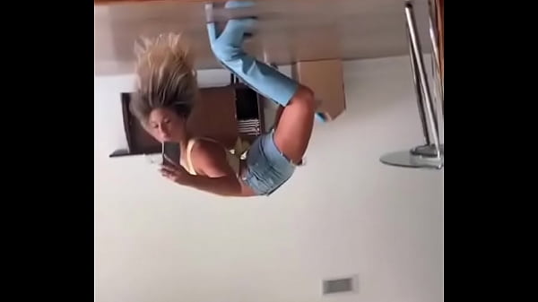 Linda mo&ccedil_a  fazendo  alongamento'_ &eacute_ uma cadeirante