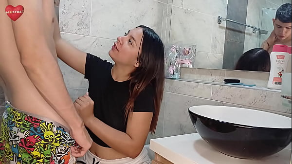 Madrastra LATINAME HACEUNA PAJA EN EL_BAÑO mimadrastra caliente me hace una_paja en_el bañode nuestra casaCUANDO_NO ESTABA NADIE_EN ELLA_SEXO CASERO