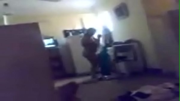 بيمسك_بزازها السمرويه المثيره بيفضل_يمص فيها_ويظبطها احلى_نيكه