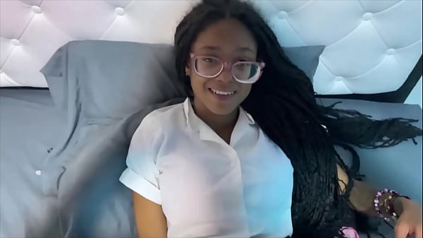 Play MP4 - Appena uscita da scuola