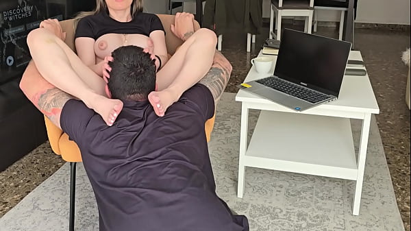 Masturbacion y comida de co&ntilde;o y culo hasta chorrear hijastra cachonda 