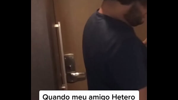 Gay v&ecirc; Hetero pelado ao ele pedir a toalha 