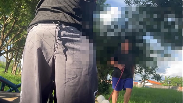 Passando A M&atilde;o Na Mala Do Desconhecido Enquanto Os Outros Passam thumbnail