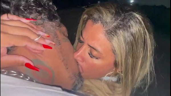 ESPOSA FAZ F&Atilde; GOZA 3 VEZES ESFREGANDO GOSTOSO SEM CAMISINHA SEXO ORAL NA FRENTE DE TODOS EM P&Uacute;BLICO 