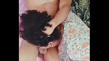 Ela j&aacute; acordou o novinho mamando a pica dele 