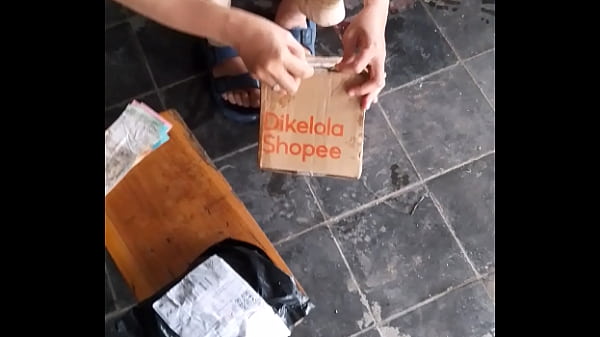 Nonton Buka Pakett thumbnail