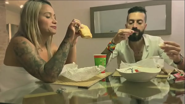 Play MP4 - Trio salvaje termina en un mar de leche con dos leyendas del porno