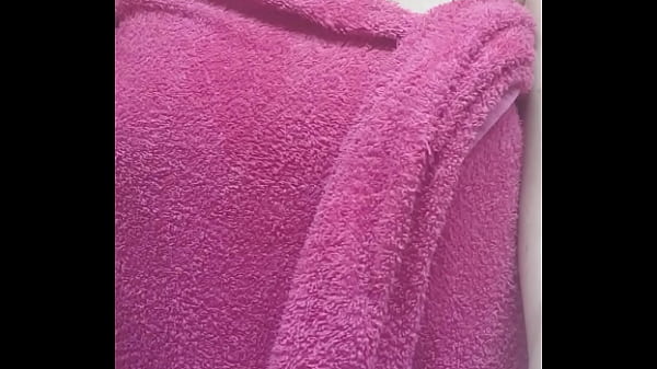 Nonton Je Sort De La Douche Mes Coquins Qui Me Pr&eacute;pare Un Caf&eacute; Svp ? thumbnail