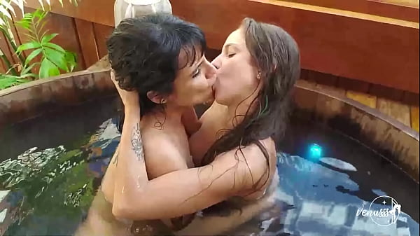 Lesbians Kiss thumbnail