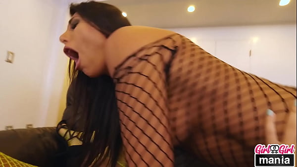 Alix lovell & makayla cox in fishnets get together for cunnilingus 