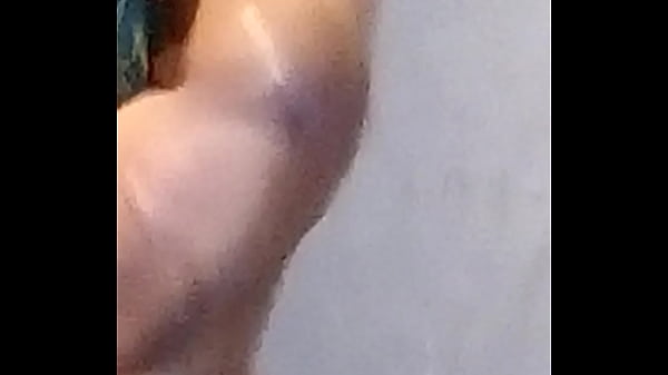 Eyaculando leche en el ba&ntilde;o 