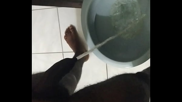 Play MP4 - Pau uncut mijando sem botar a m&atilde;o no pau