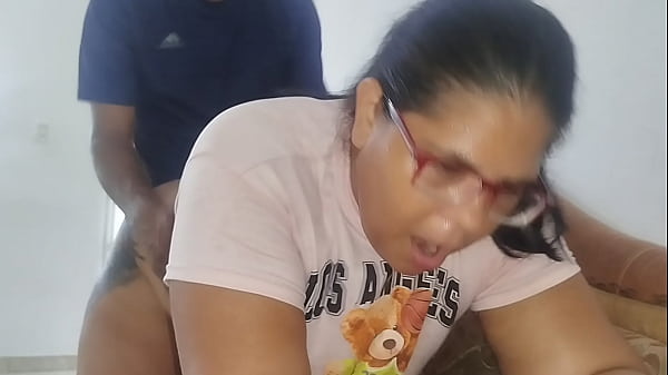 Play MP4 - Ama de casa paga a un t&eacute;cnico con una buena mamada y una follada dura y rica mientras su marido trabaja