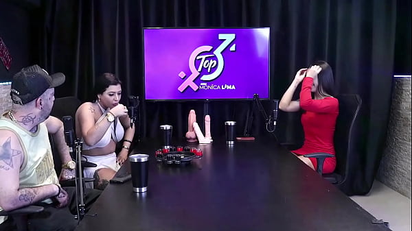 Monica Lima faz seu marido de corno ao vivo no TopCast - A safada da Dieni Gaucha foi chupada pela Monica Lima enquanto seu corno fica ajudando Tudo isso completo no RED 
