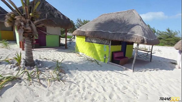 Play MP4 - Behind-the-Scenes-with-Lizzy-Laynez-Part