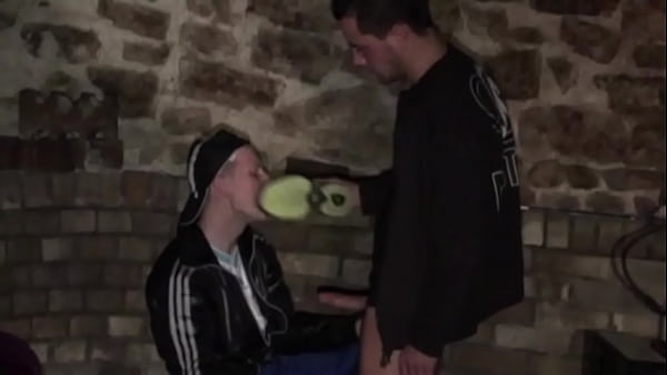 Ptit Minet Se Fait Decrasser Les Skets Dans La Cave thumbnail