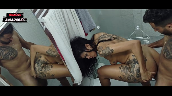 Play MP4 - Filmei meu amigo e a namorada fudendo no banheiro