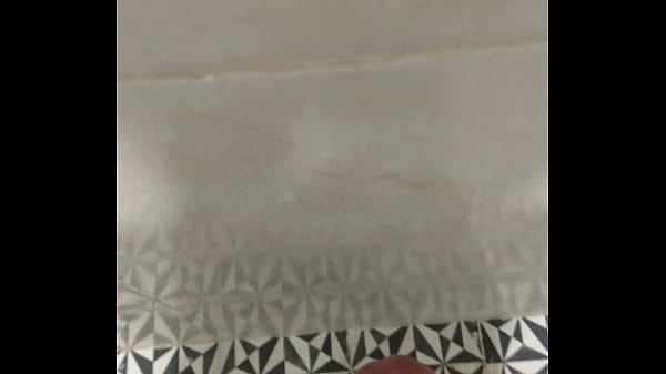 Me masturbo en el ba&ntilde_o