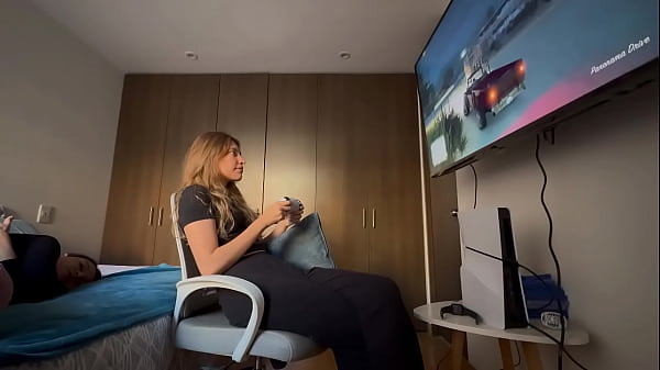 Teenagers can't be alone without exploring their bodies 