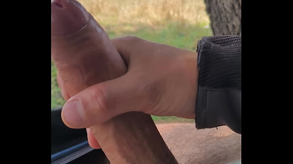Dick flash me bajo los pantalones al aire libre esperando que alguien pase y vea mi enorme polla