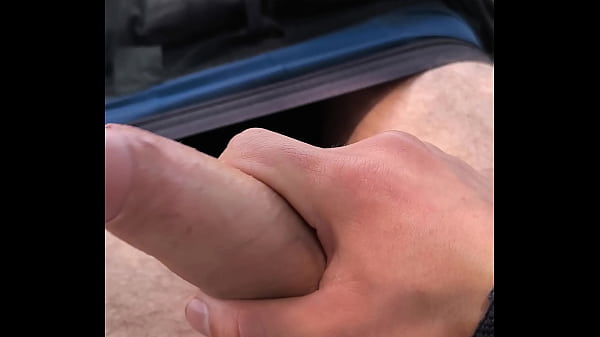 Dick flash me bajo los pantalones al aire libre esperando que alguien pase y vea mi enorme polla