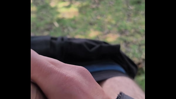 Dick flash me bajo los pantalones al aire libre esperando que alguien pase y vea mi enorme polla