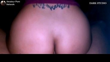 Una morena brasile&ntilde;a amateur muy sexy en una penetraci&oacute;n anal profunda con su novio bien dotado. 