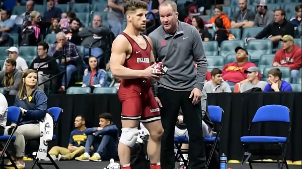 Play MP4 - Lutador se excita durante competi&ccedil;&atilde;o