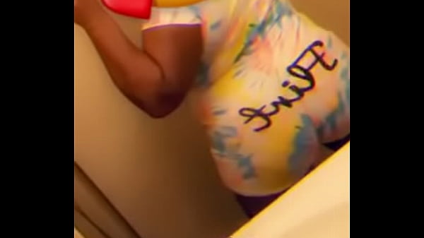 Ebony twerk a little 