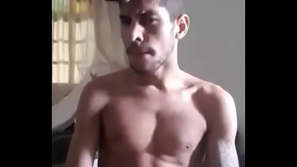 Hetero se deja ver la enorme verga 