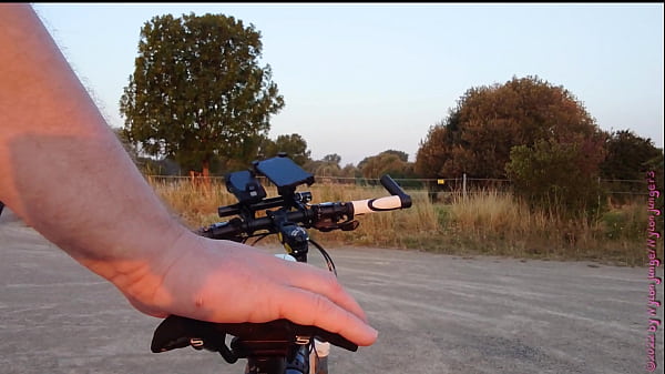 Nonton Sexy Po Auf Dem Fahrradsattel thumbnail