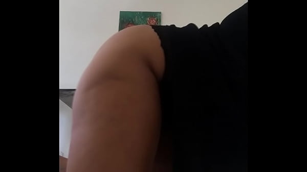 Gostosa Fazendo Um Strip Tease thumbnail