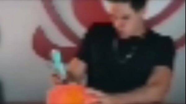 Gozando no seu ouvido a o som de E-NAL-Di-Nho