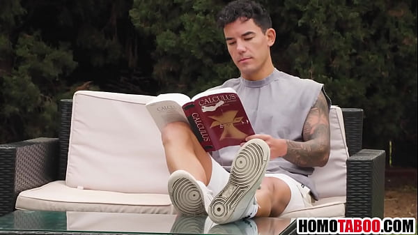 Heterosexual stepbrother fucks his older stepbro 