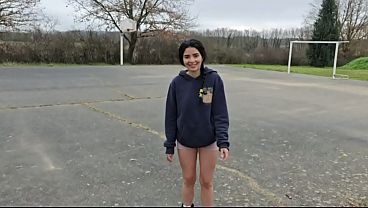 Vecina Cachonda Está Lista Para Hacer Cualquier Cosa En El Bosque