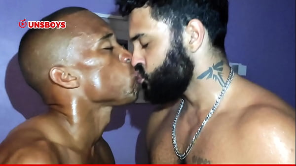 Homens gostosos transando na balada 