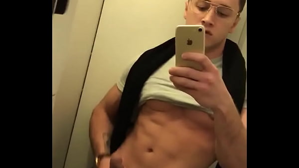 Victor Ferraz exibindo a piroca grossa