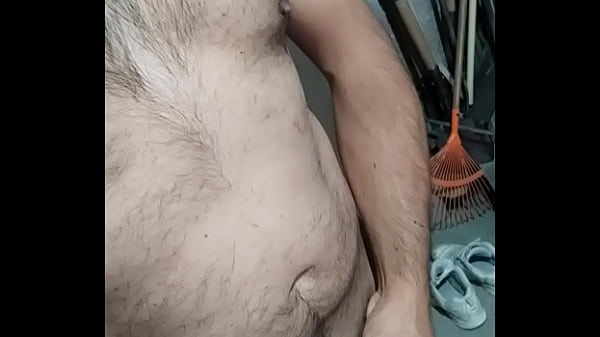 Sacando leche para divertirse solo