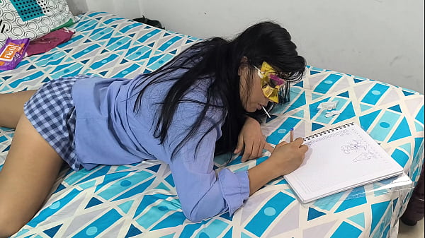 Wanita berseragam itu mengerjakan PR nya dengan rokpendek_Dia cantik dan genit