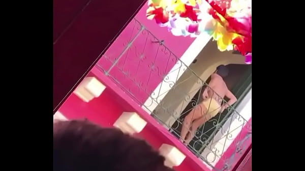 Caio Blat mostra a bunda no carnaval em Olinda.