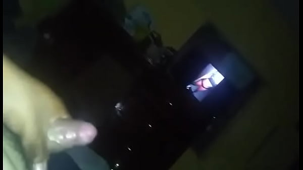 Masturbo viendo v&iacute;deos 